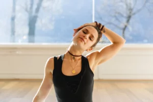 You've definitely got time for dynamic stretches with this 5-minute, 5-move warm-up